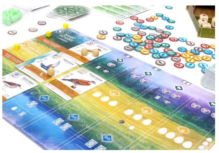 Jeu Wingspan avec ses cartes d'oiseaux magnifiquement illustrées et ses œufs colorés Jeu Wingspan avec ses cartes d'oiseaux magnifiquement illustrées et ses œufs colorés